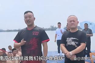 偏爱骚粉？库兹马粉红火焰格子外套很特别 小粉帆布鞋同样吸睛